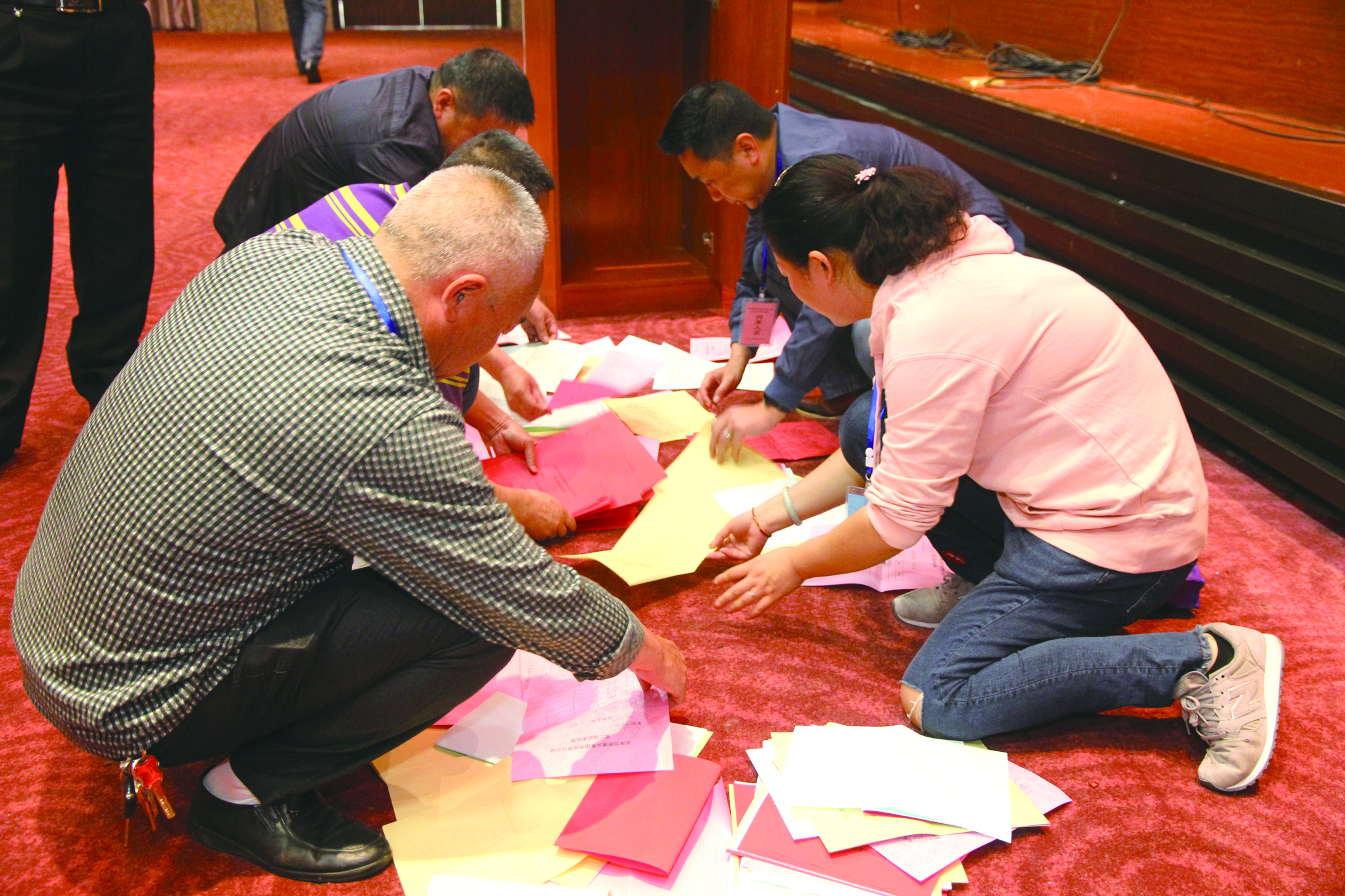 圖為工作人員在仔細(xì)清理選票。