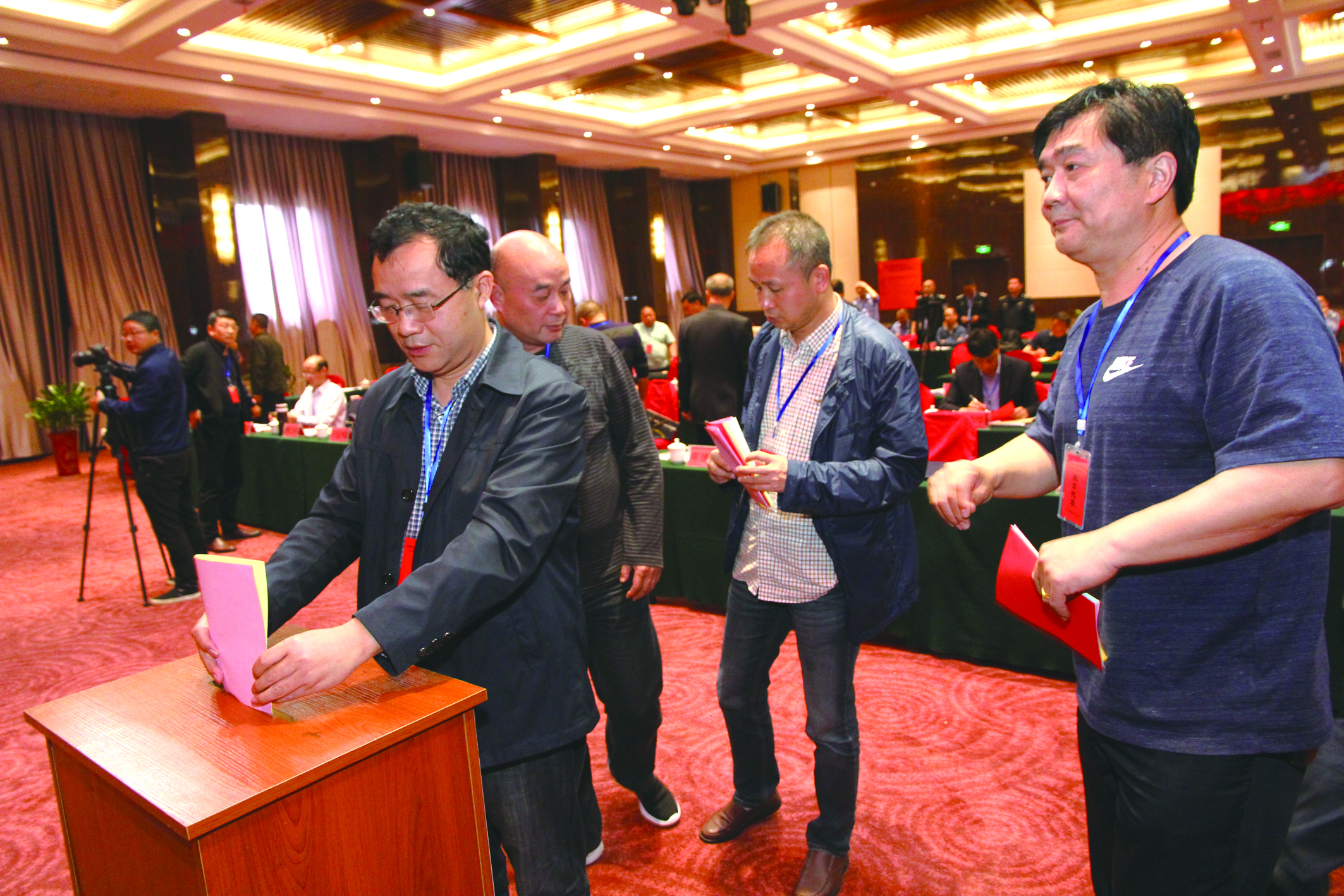 圖為第一屆五次股東代表在投票選舉。