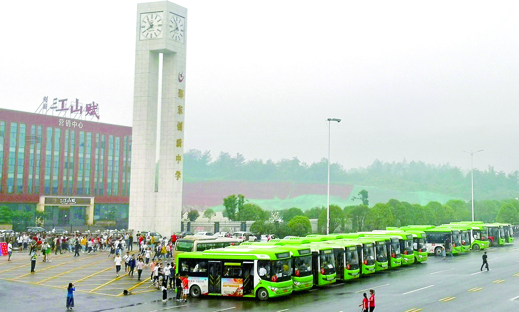 愛(ài)心送考 多方給力 邵東公汽 （尹向連報(bào)道） 為認(rèn)真貫徹落實(shí)邵東縣高考交通運(yùn)輸保障工作會(huì)議精神，確保2019年高考接送工作安全、平穩(wěn)、萬(wàn)無(wú)一失，邵東公汽公司領(lǐng)導(dǎo)未雨綢繆，提前要求車(chē)隊(duì)做好應(yīng)急預(yù)案。高考前夕，該公司對(duì)全部運(yùn)營(yíng)車(chē)輛進(jìn)行安全檢查；對(duì)駕駛員進(jìn)行培訓(xùn)教育，加強(qiáng)了路檢路查，加大了對(duì)“三品”的檢查力度；要求所有的駕駛員“無(wú)聲”駕駛，特別是在靠近考點(diǎn)位置，嚴(yán)禁公交車(chē)?guó)Q笛，并調(diào)低了報(bào)站聲音，在調(diào)度中心后臺(tái)，循環(huán)發(fā)送降噪提醒，為考生營(yíng)造一個(gè)安靜的考試環(huán)境。 同時(shí)，該公司就運(yùn)力安排、車(chē)輛安全、優(yōu)質(zhì)服務(wù)、照顧考生等方面做了全面部署，并協(xié)調(diào)交警就送考車(chē)輛行駛線(xiàn)路做了具體規(guī)劃。另規(guī)定高考期間，憑準(zhǔn)考證的考生與陪考家長(zhǎng)可以一起免費(fèi)乘坐公交車(chē)。 據(jù)悉，本次共派出近100輛新能源純電動(dòng)公交車(chē)為5000多名莘莘學(xué)子提供接送服務(wù)，贏得了服務(wù)學(xué)校領(lǐng)導(dǎo)及家長(zhǎng)的點(diǎn)贊。