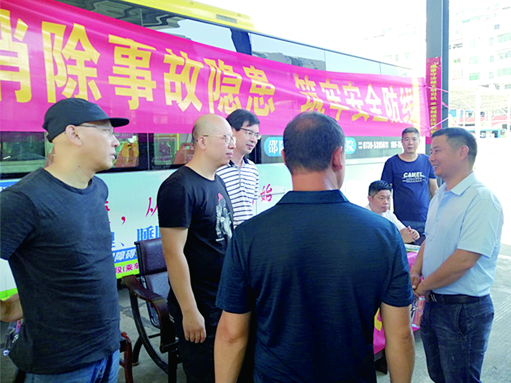 力萬(wàn)名學(xué)生順利返校 (田華柱報(bào)道) 力萬(wàn)名學(xué)生順利返校 (田華柱報(bào)道)